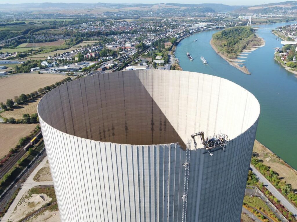Höchste Digitale Baustelle auf Kühlturm am Rhein