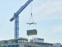 Hebt tonnenschwere Module aufs Parkhaus