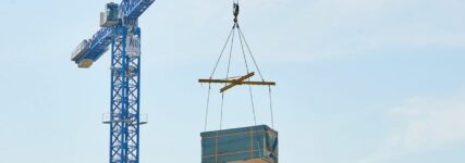 Hebt tonnenschwere Module aufs Parkhaus