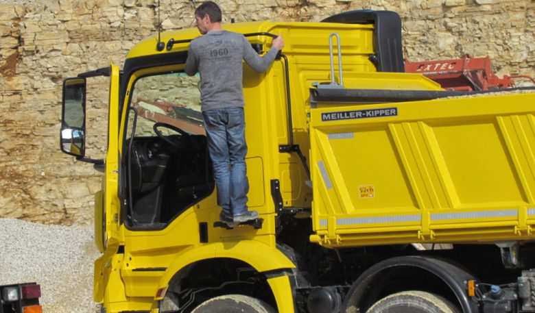 Fußplattform des Mercedes Benz Arocs mit Handreling