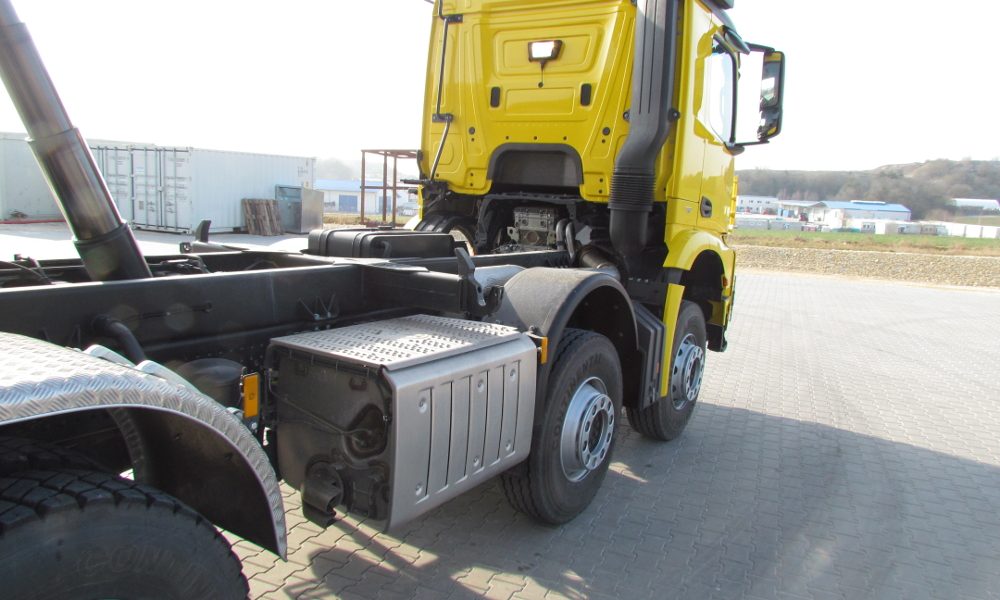 Mercedes Benz Arocs Seitenansicht mit Blick auf SCR-Kat