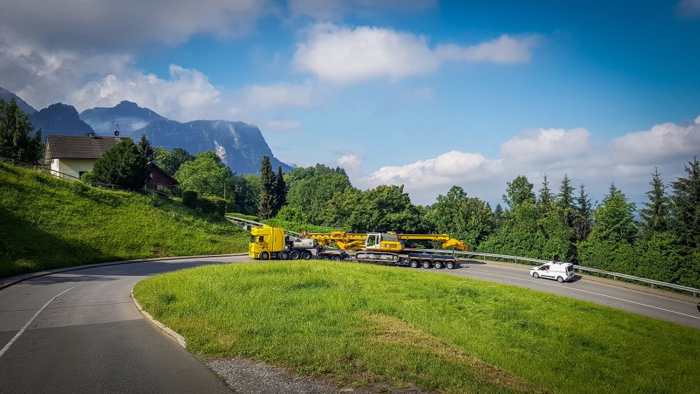 Spezialtransport mit Tiefbettauflieger