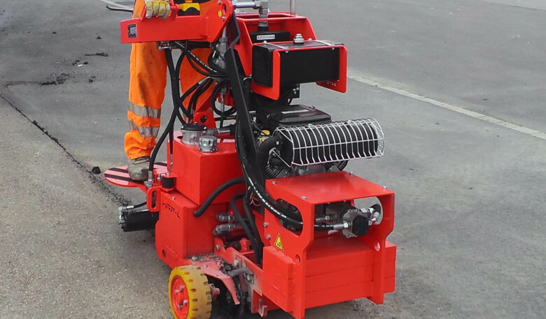 Hydraulische Asphaltfräse ermöglicht staubfreies Arbeiten