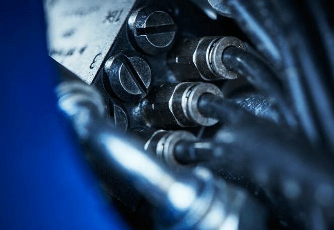 Automatische Hydraulikverbindung für Anbaugeräte
