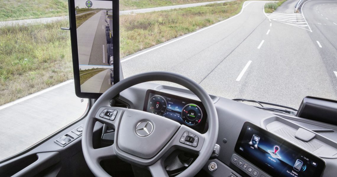 Mercedes-Benz Arocs Multimedia-Cockpit und Monitor-Spiegel