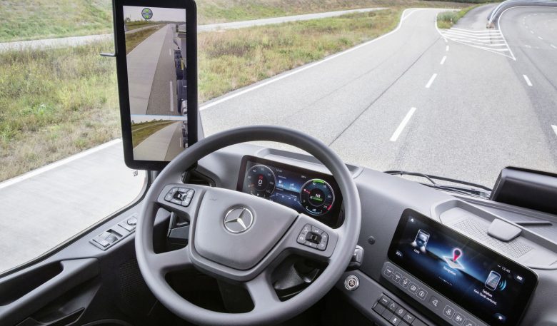 Mercedes-Benz Arocs Multimedia-Cockpit und Monitor-Spiegel
