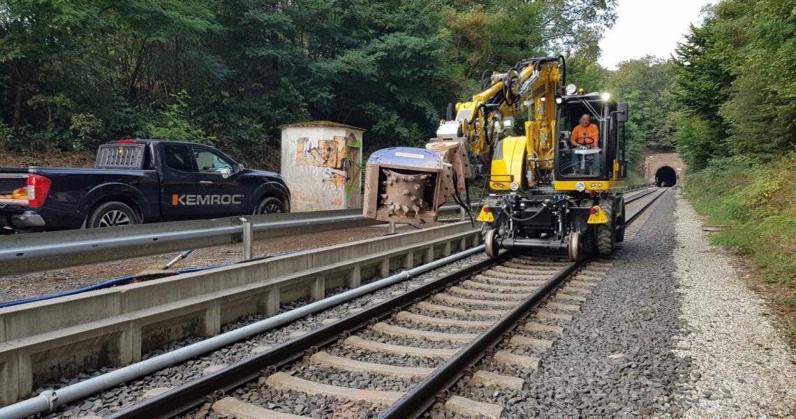 Kemroch Flächenfräse an einem Zweiwegebagger