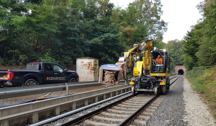 Kemroch Flächenfräse an einem Zweiwegebagger