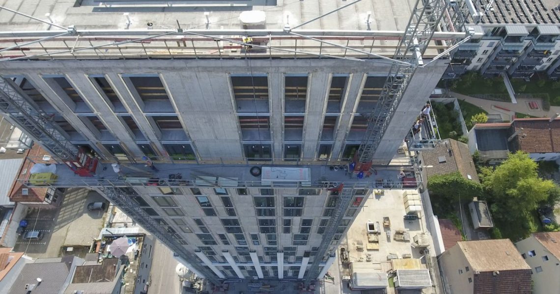 Mastkletterbühne von Scanclimber an einem Hotelneubau in Lörrach