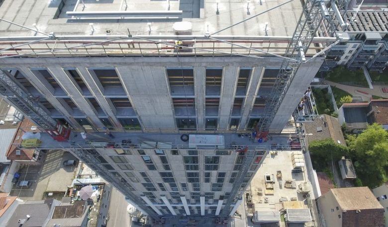 Mastkletterbühne von Scanclimber an einem Hotelneubau in Lörrach