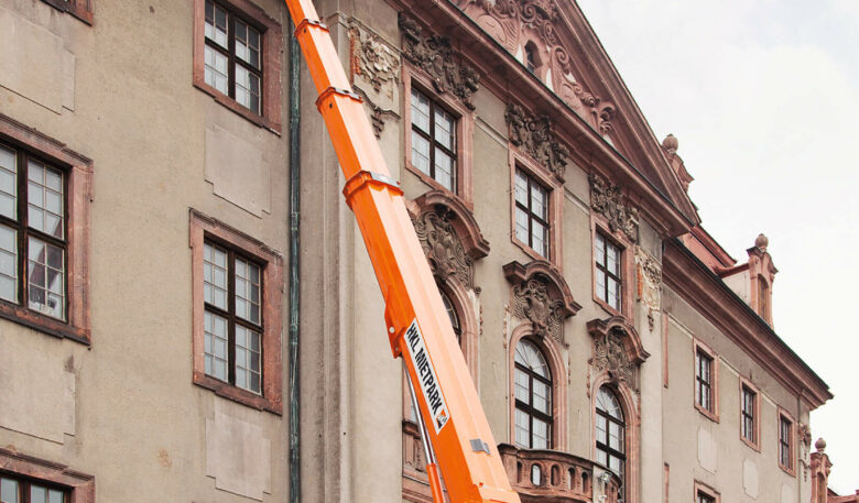 Lkw-Arbeitsbühne hilft bei Renovierungsarbeiten