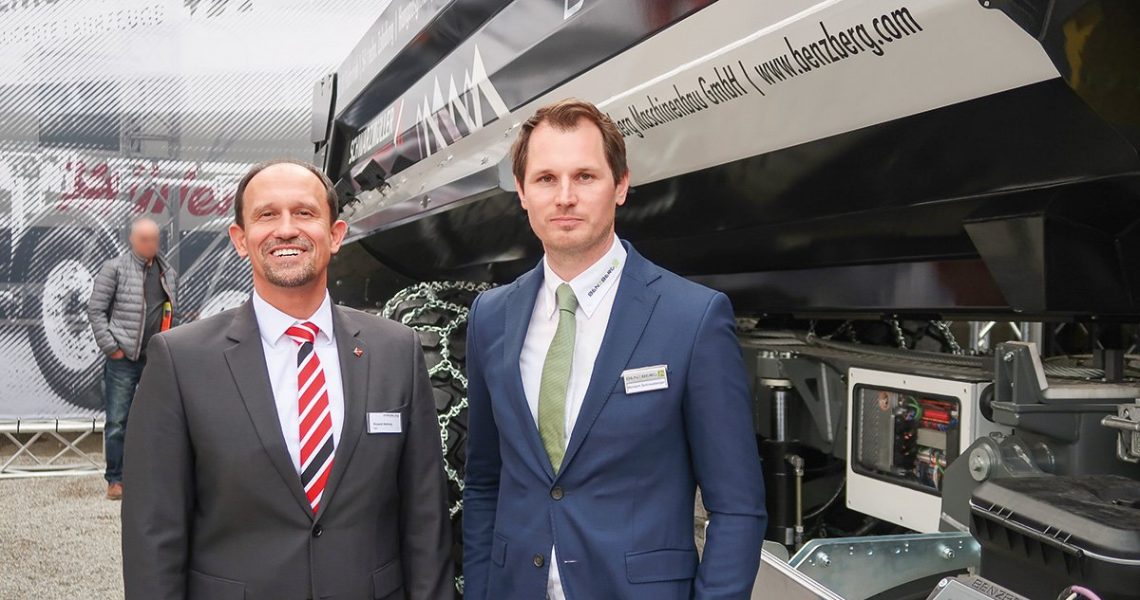 Roland Hartwig (Schwarzmüller-CEO) und Herbert Schneeberger (Geschäftsführer von Benzberg) vor einem Kippmuldenanhänger