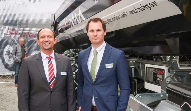 Roland Hartwig (Schwarzmüller-CEO) und Herbert Schneeberger (Geschäftsführer von Benzberg) vor einem Kippmuldenanhänger