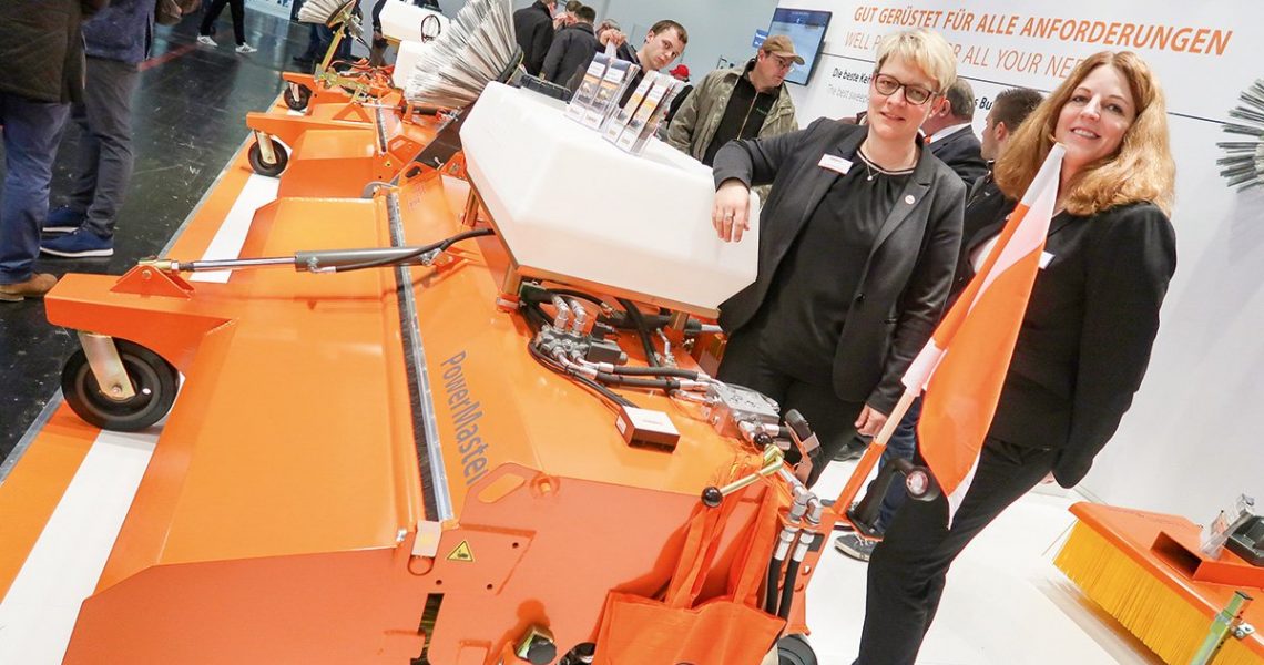 Anbaukehrmaschine "Power Master" von Bema mit Geschäftsführerin Sonja Koopmann