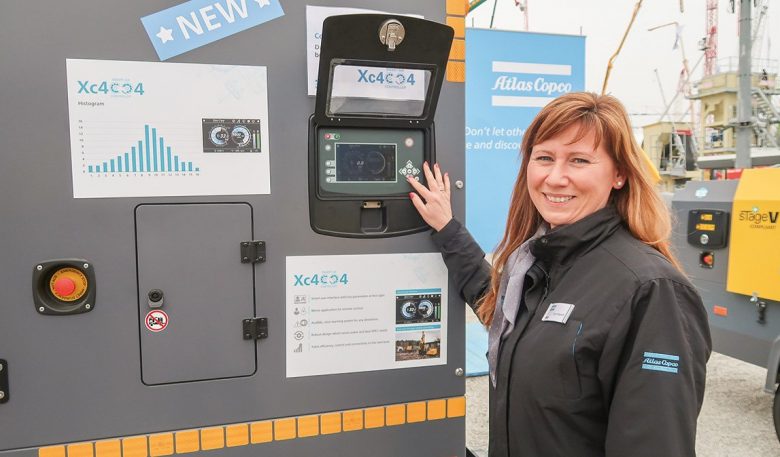 Kompressor von Atlas Copco mit Kommunikationsmanagerin Anja Wiehoff