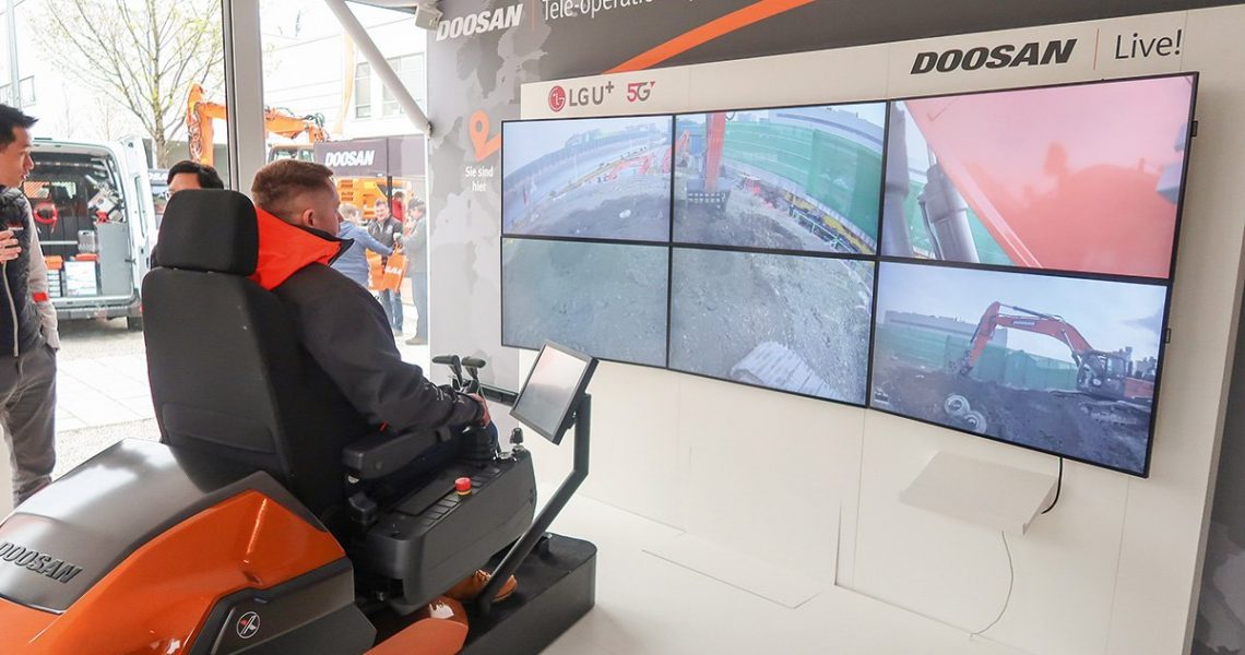 Tele-Operation am bauma-Messestand von Doosan