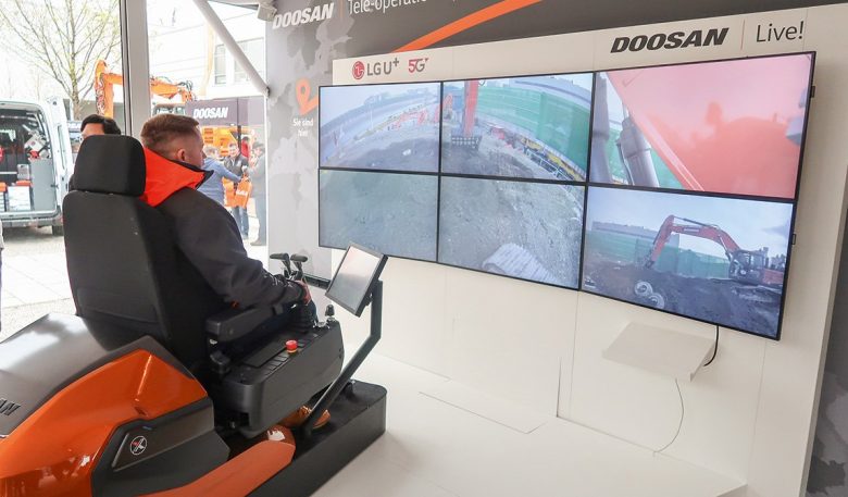 Tele-Operation am bauma-Messestand von Doosan