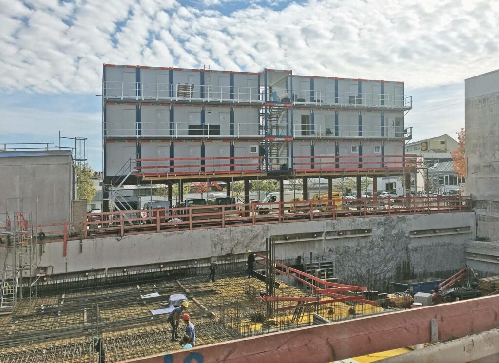 Dreistöckige Containeranlage als Baustellenbüro