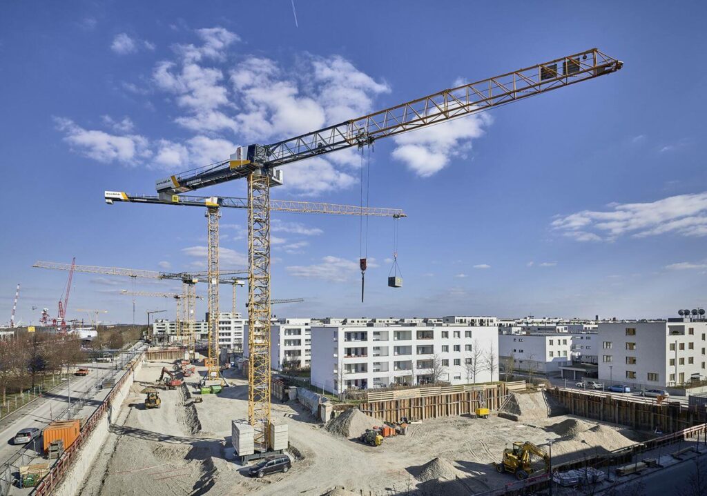 Turmdrehkran von BKL auf einer Baustelle in München