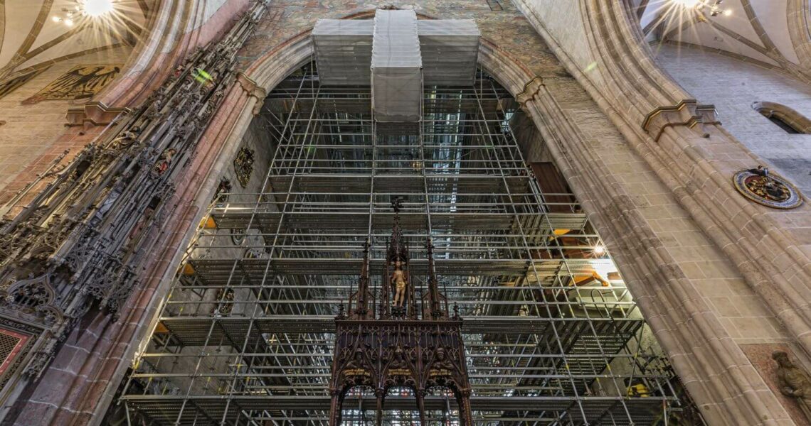 Peri-Up-Raumgerüst im Chorraum des Ulmer Münsters