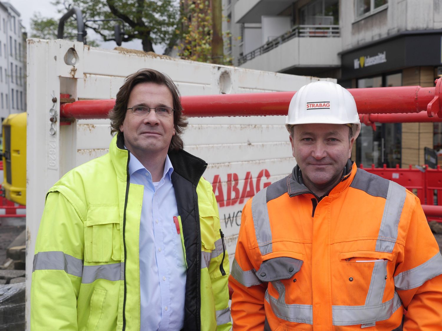 Alexander Sommer, Polier bei Strabag (rechts), und Martin Echelmeyer, Vertriebsleiter Rheinland bei Euro Verbau