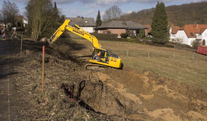 Hangsicherung mit einem Komatsu-Bagger