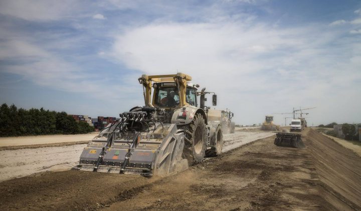 Stabilisierungsfräse von FAE auf einer Baustelle