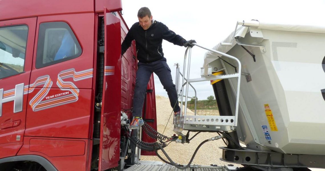 Einstiegshilfe am Fliegl Stonemaster Drive-On