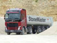 Volvo FH 460 4×2 Bausattel mit Fliegl Stonemaster