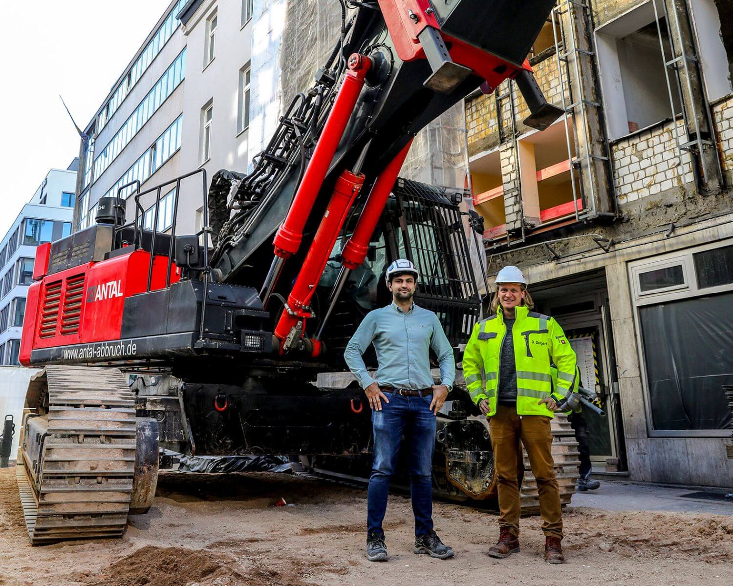 Georg Antal und Bauleiter Daniel Deigert vor einem Multi-Carrier Bagger von Kiesel