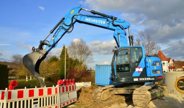 Hyundai-Kurzheckbagger im Kanalbau