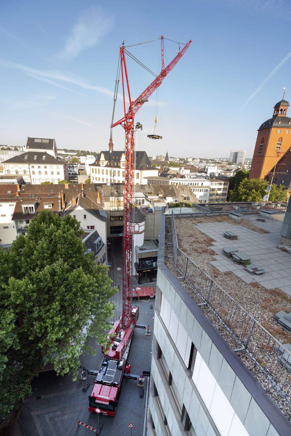 Mobilbaukran MK 88 Plus von Liebherr in der Mainzer Innenstadt