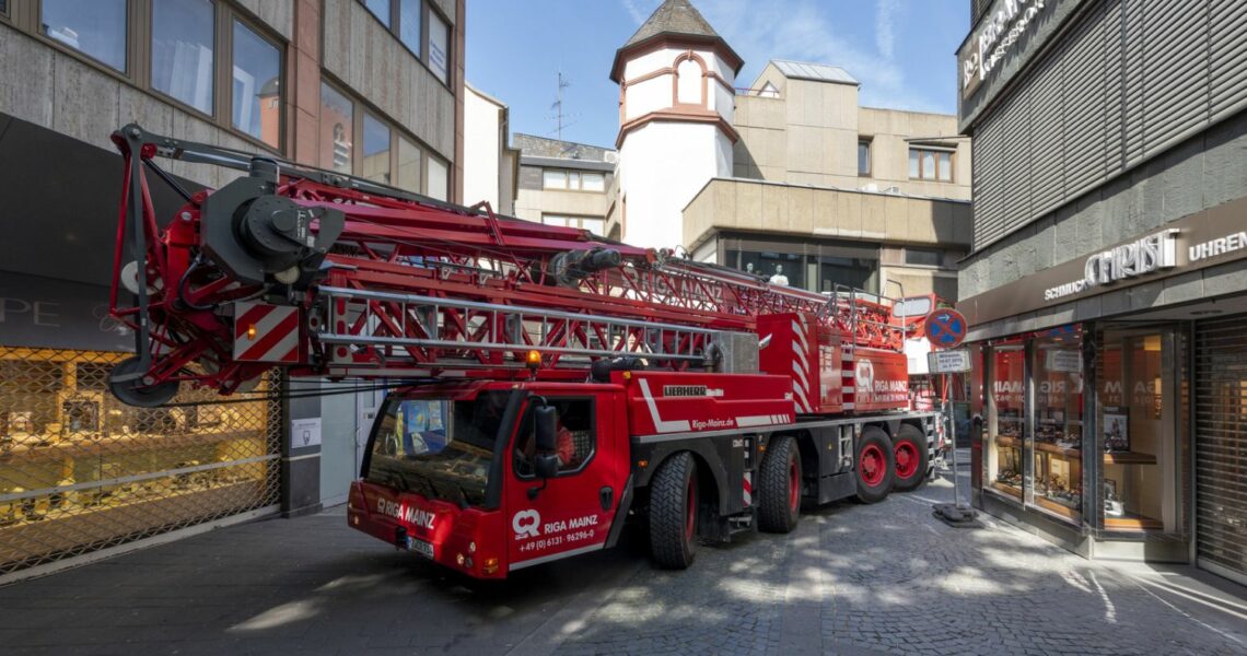 Liebherr-Kran in Fußgängerzone