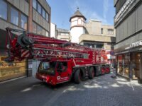 Liebherr-Mobilbaukran mit aufgestelltem Turm