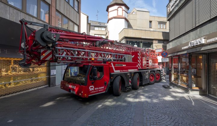 Liebherr-Kran in Fußgängerzone