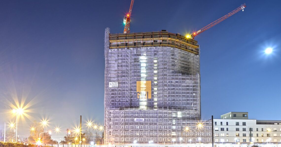 Cleveres Kletterkonzept für Wolff-Krane Spitzenloser Wolff-Kran beim Bau eines Hochhauses