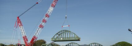 Raupenkran demontiert Eisenbahnbrücke