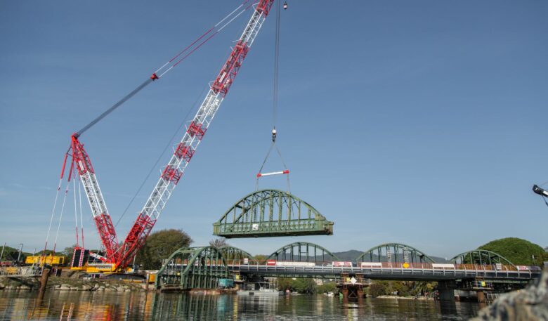 Raupenkran demontiert Eisenbahnbrücke