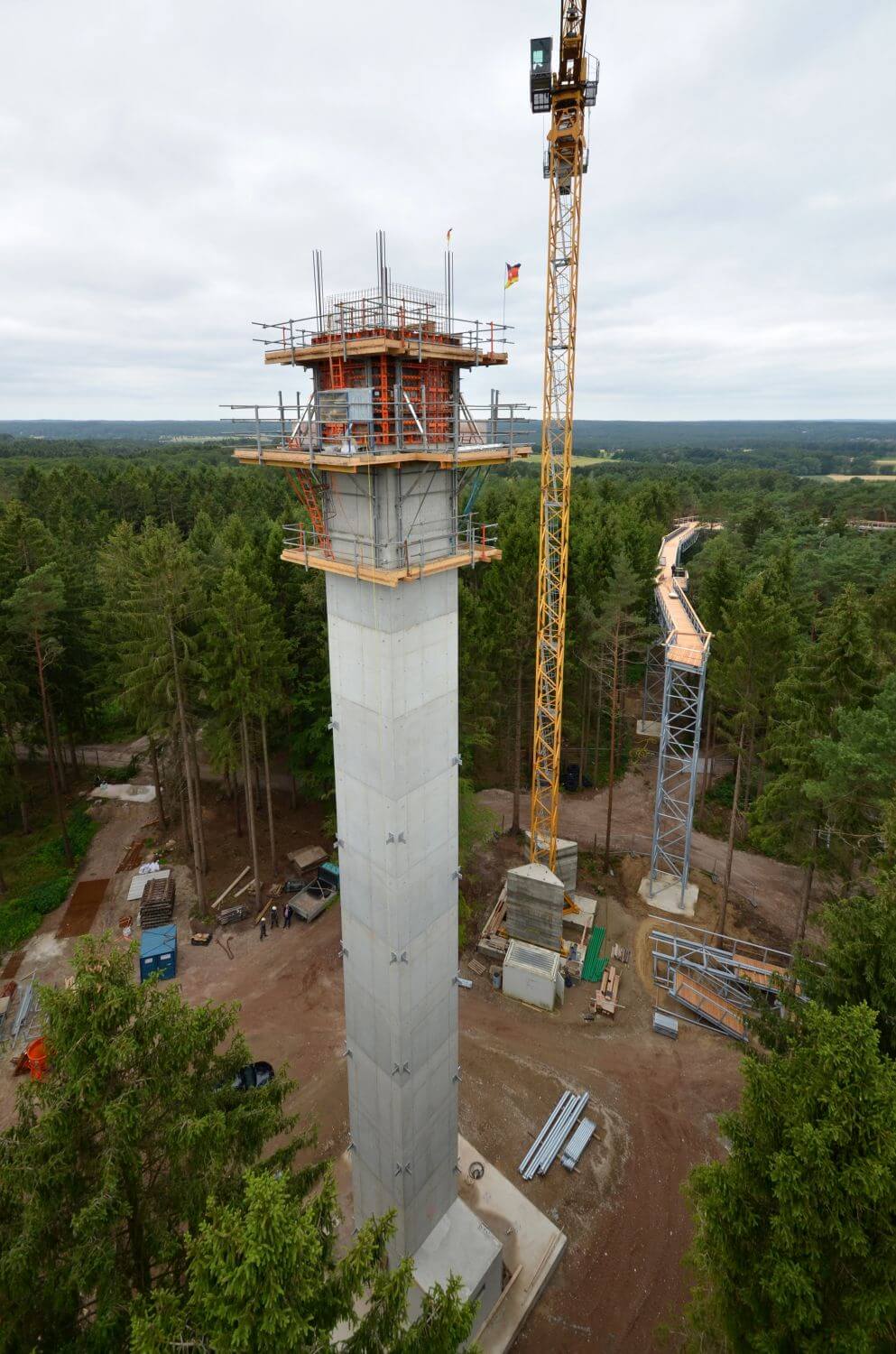 44m hoher Aufzugs- und Aufsichtsturm für Baumwipfelpfad in der Lüneburger Heide