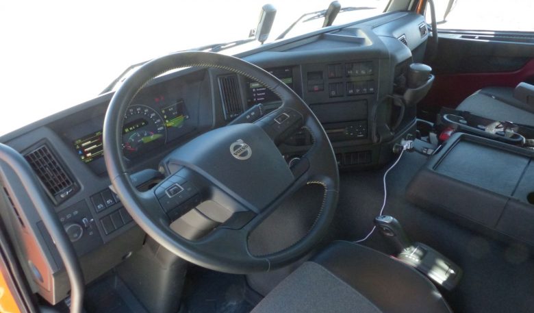 Cockpit des Vovlo FMX 460 4x4