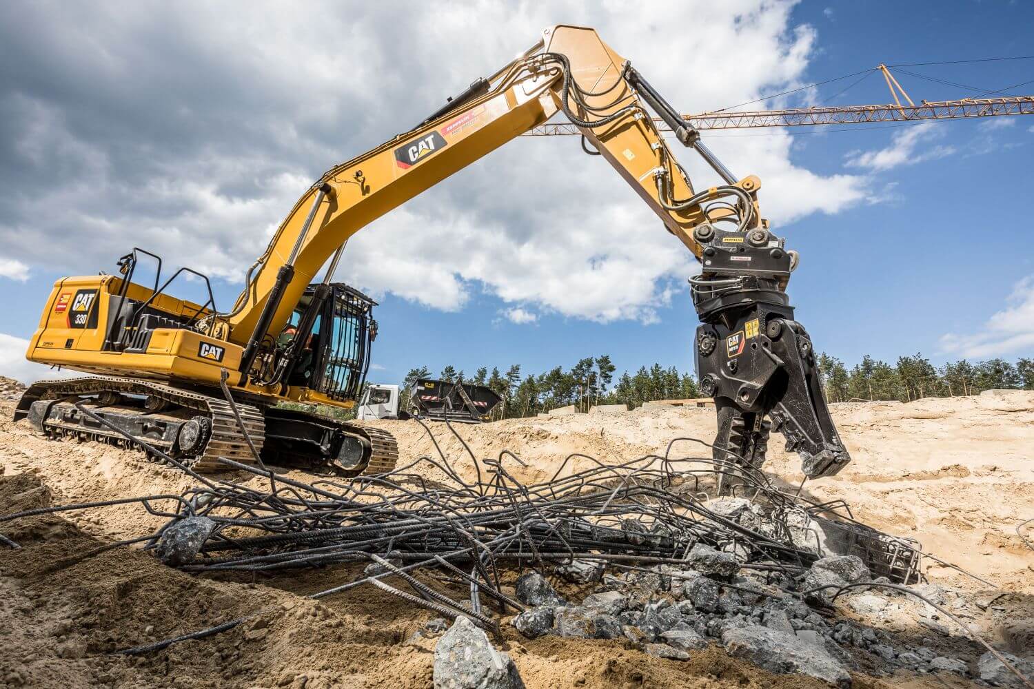 Cat-330-Kettenbagger beim Abriss