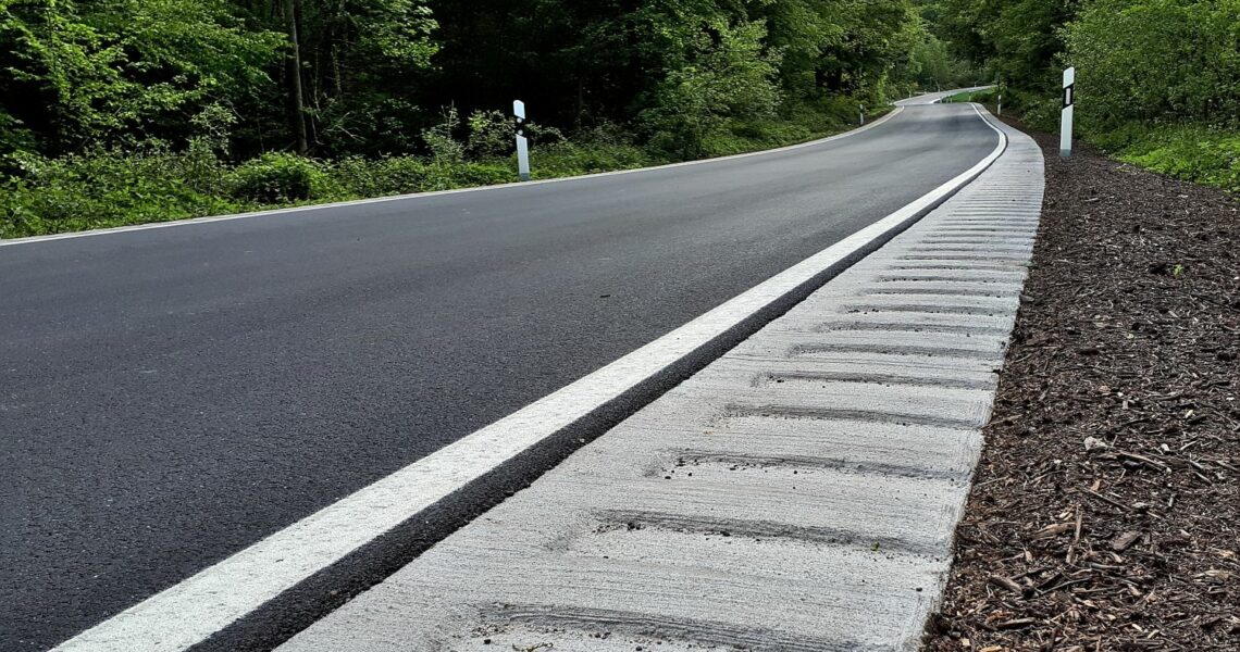 Rüttelbankett an einer Straße von Wallstop