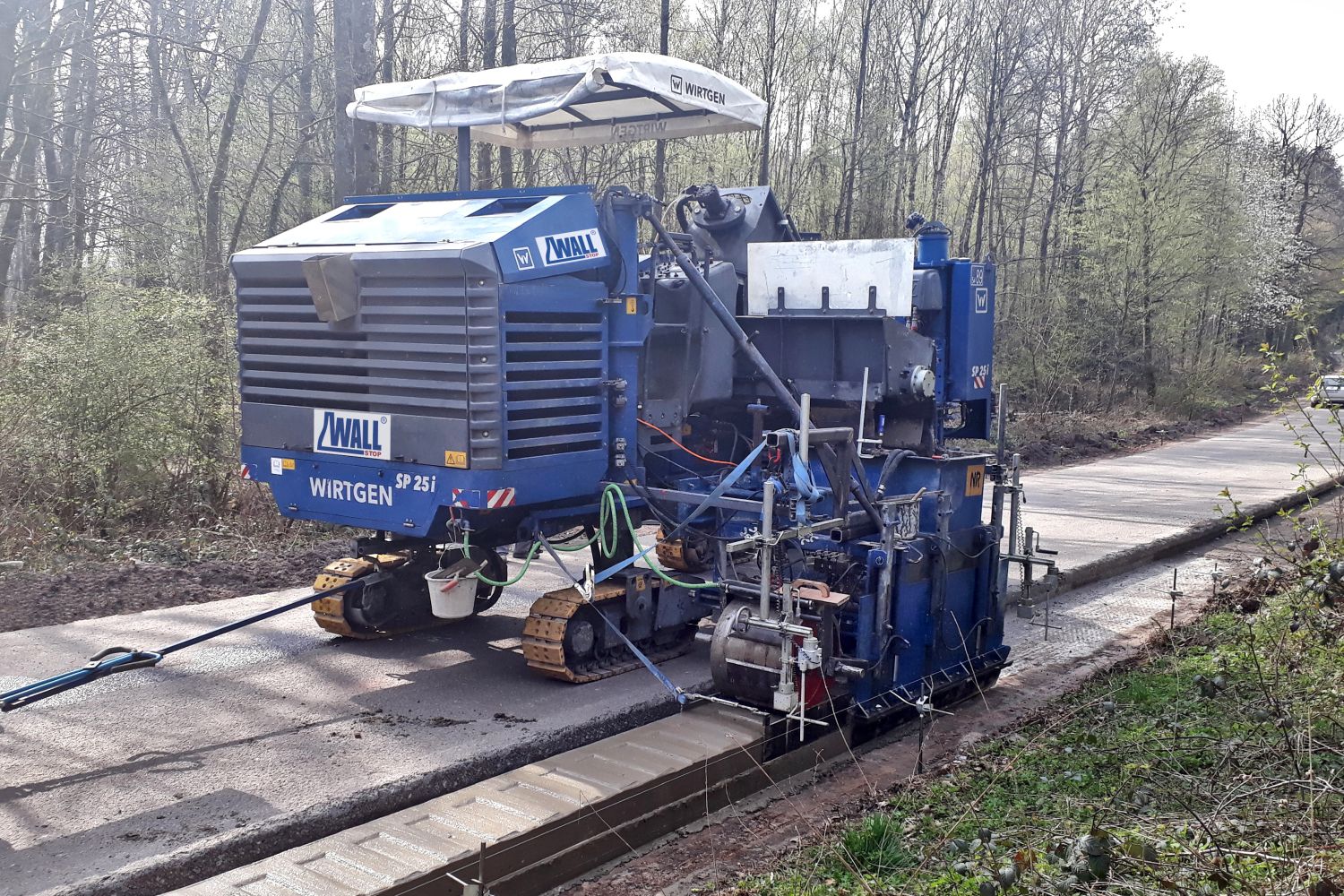 Gleitschalungsfertiger beim Einbau des Rüttelbanketts