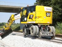 Cat-Zweiwegebagger erneuert Bahnstrecke