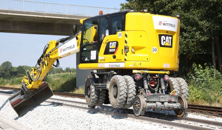 Cat M323F Zweiwegebagger auf Schienen