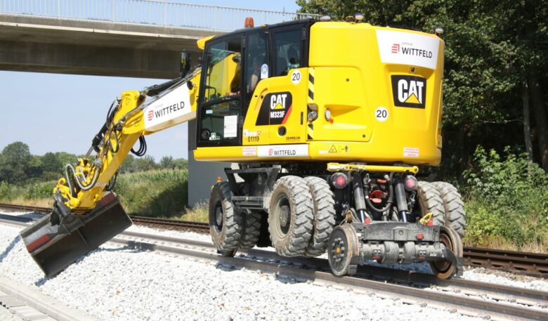 Cat-Zweiwegebagger erneuert Bahnstrecke