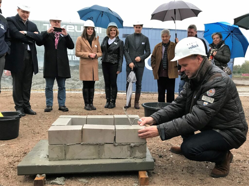 Frank Evers, Geschäftsführer bei Wilhelm Schäfer, legt den Grundstein für die neue Firmenzentrale