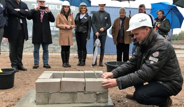 Frank Evers, Geschäftsführer bei Wilhelm Schäfer, legt den Grundstein für die neue Firmenzentrale