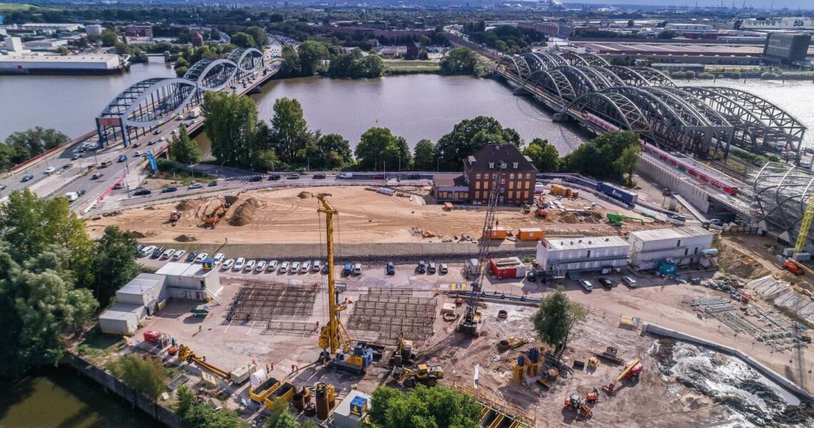 Luftaufnahme der Baustelle des Elbtower in Hamburg