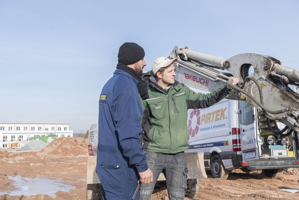 Hydraulikschläuche regelmäßg kontrollieren Hydraulikschlauchleitung an einem Bagger